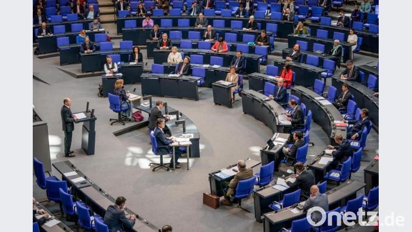 Bundesfinanzminister Olaf Scholz (SPD) spricht im Bundestag. Um die Ansteckungsgefahr durch das Coronavirus zu minimieren, bleiben jeweils zwei Plätze zwischen den Bundestagsabgeordneten frei. Archivbild: Michael Kappeler/dpa