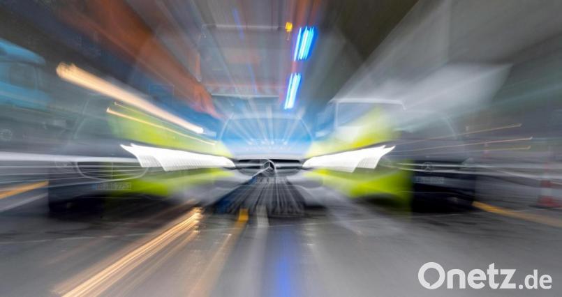 Rund sieben Kilometer Blindflug: Ein 67-Jähriger mit gesundheitlichen Problemen ist am Dienstag auf der A93 zunächst mehrfach in die Mittelleitplanke gefahren, bevor sich sein Fahrzeug verkeilte und zum Stehen kam. Symbolbild: Sebastian Gollnow/dpa