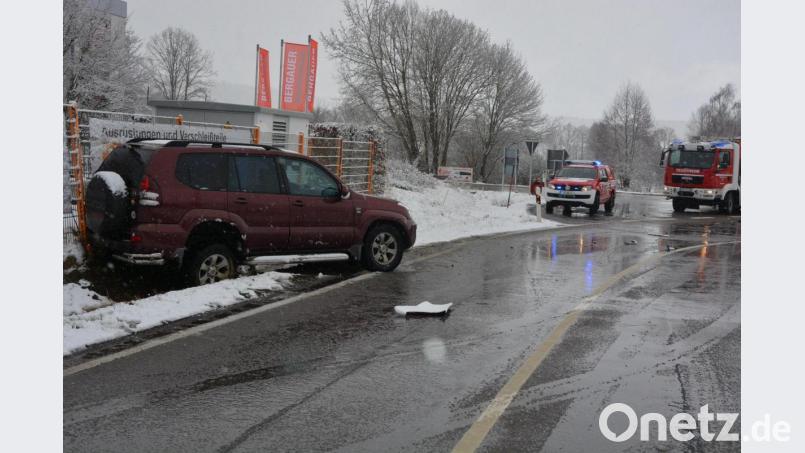 Eines der beiden beteiligten Autos landete im Straßengraben. Bild: jr