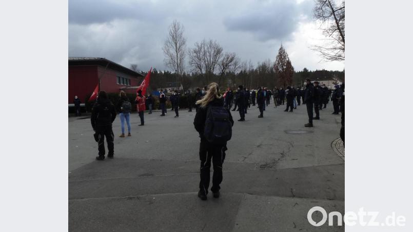Rund 120 Beschäftigte beteiligen sich am Freitag am zweistündigen Warnstreik bei der BHS. Bild: bk