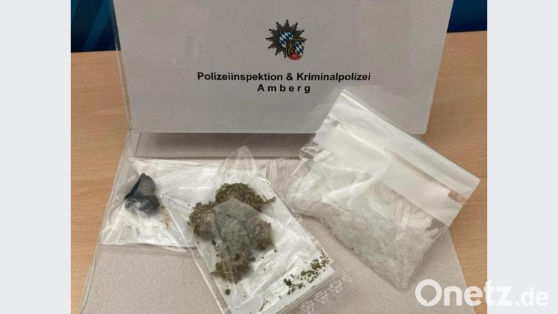 Mengen von Crystal und Marihuana, die strafrechtlich als "nicht gering" gelten, haben Ermittler in Amberg bei einer Wohnungsdurchsuchung gefunden. Bild: Polizeiinspektion Amberg/exb