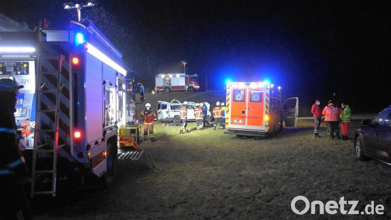 Bei einem Unfall im Kreisverkehr an der B15 bei Mitterteich erlitt ein 41-jähriger Mann schwere Verletzungen. Ein Kleintransporter kippte im Kreisel, rutschte durch die Leitplanke und überschlug sich mehrmals. Bild: nic