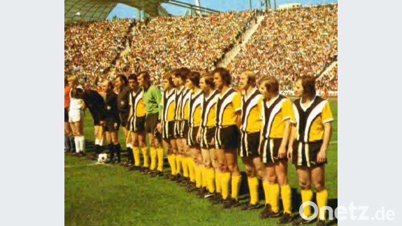 8. Juni 1975, Münchener Olympiastadion, vorletzter Spieltag der 2. Bundesliga Süd: Vor 70 000 Zuschauern spielte Franz Dürrschmidt (Vierter von rechts) mit dem FC Bayern Hof beim TSV 1860 München (0:0). Die Hofer verpassten am Ende als Vierter die Aufstiegsspiele zur Bundesliga, die „Löwen“ wurden Fünfter. Archivbild: privat/exb