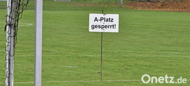 Die Plätze sind gesperrt, die Fußballer immer noch in der Corona-Zwangspause. Wann wieder um Punkte gespielt werden kann, ist unklar. Bild: Hubert Ziegler