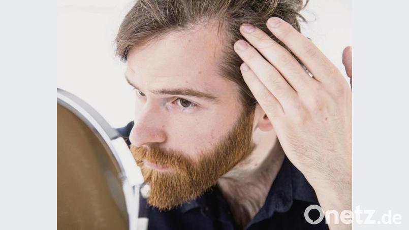 Größer werdende Geheimratsecken können bei Männern auf einen anlagebedingten Haarausfall hindeuten. Bild: Christin Klose/dpa