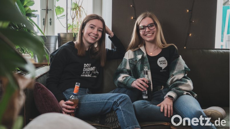 Alltagstauglich und #oberpfalzverbunden: Die Dialekt-Motive der Kollektion stehen nicht nur den Mitarbeiterinnen und Mitarbeitern von Oberpfalz-Medien, sondern passen in jede Lebenssituation. Bild: Lukas Meister