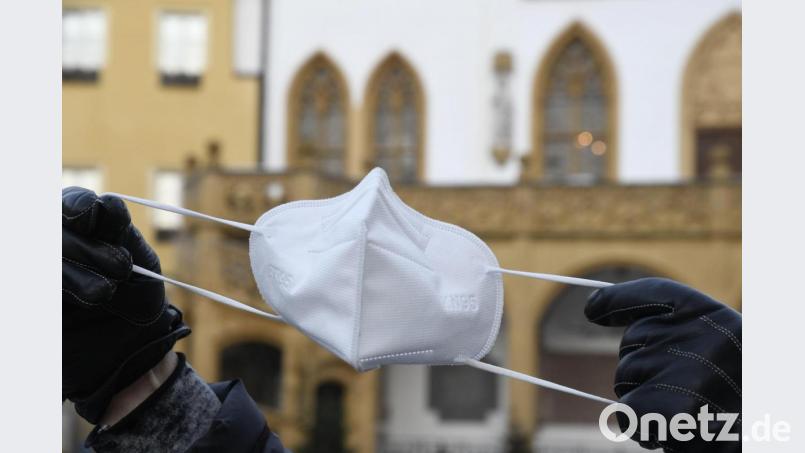 Die Maske ist längst zum Symbol der nun seit einem Jahr andauernden Coronakrise geworden. Bild: Petra Hartl