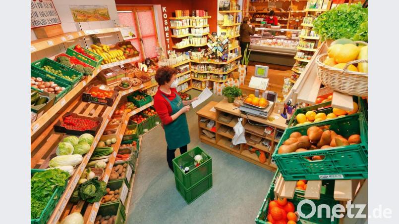 Im Naturkostladen "Hollerbirl" in Neustadt geht es nicht ganz ohne Verpackung, aber Inhaberin Monika Baeck (auf dem Bild ist eine Mitarbeiterin zu sehen) setzt zum Beispiel auf Tüten aus Papier oder Maisstärke sowie ein Mehrweg-System mit Pfandgläsern. Bild: Torsten Zimmermann/bio verlag/exb