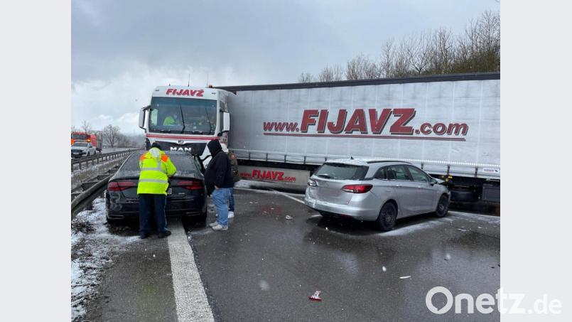 Fahrzeuge stehen quer nach einer Massenkarambolage auf der Autobahn A9. Nach bisherigen Erkenntnissen seien am Freitag zwischen Denkendorf und Lenting rund 30 Fahrzeuge in den Unfall verwickelt, twitterte die Polizei Oberbayern. Bild: Michael Schmelzer/vifogra/dpa
