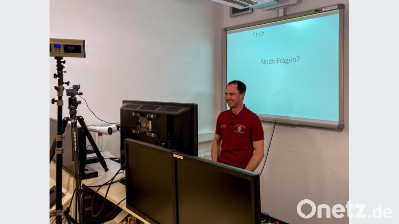 Ausbilder Digitalfunk Wolfgang Haberkorn (Kommandant der Feuerwehr Pleußen) während des Online-Unterrichtes am Standort Wiesau. Bild: FFW Wiesau/exb