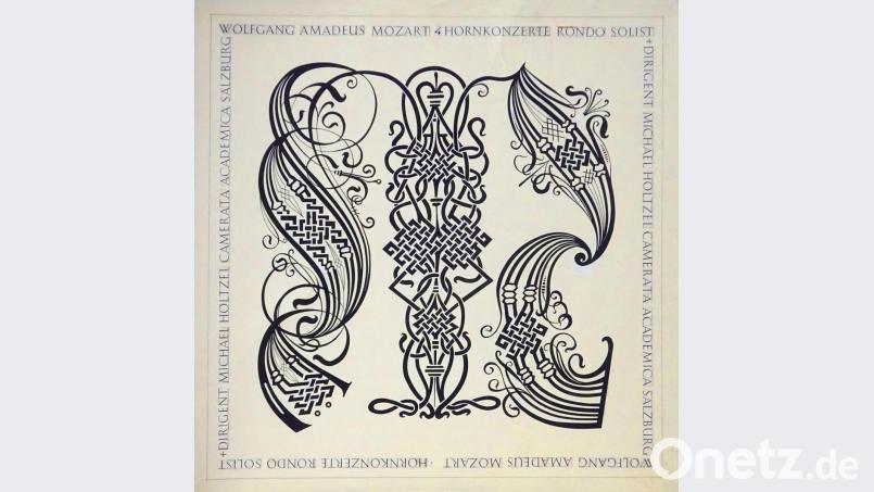 Roman Friedrich stellt im Galeriefenster eine Grafik aus, die er in seiner Studienzeit angefertigt hat. Es handelt sich um den Entwurf für einen Schallplattencover, eine Reinzeichnung mit schwarzer Tusche auf weißem Karton. Bild: hka