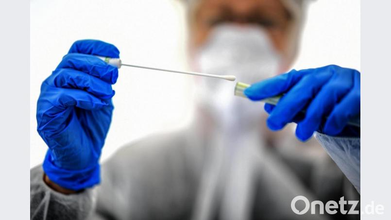 Die Corona-Fallzahlen in Weiden und im Kreis Neustadt sind leicht rückläufig. Im Landkreis gibt es jedoch einen neuen Todesfall in Zusammenhang mit dem Virus. Symbolbild: Britta Pedersen/dpa