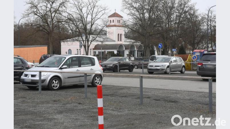 Der Parkplatz am Stadtfriedhof soll &quot;mittelfristig&quot; weichen - einem Parkhaus. Bild: Gabi Schönberger