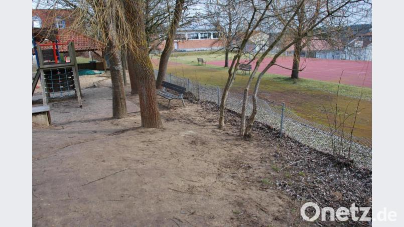 Direkt neben dem Spielplatz des Kindergartens gelegen, soll ein gut 100 Quadratmeter großes Areal des Sportplatzes der Grundschule dem Hort zur Verfügung gestellt werden. Bild: gsp