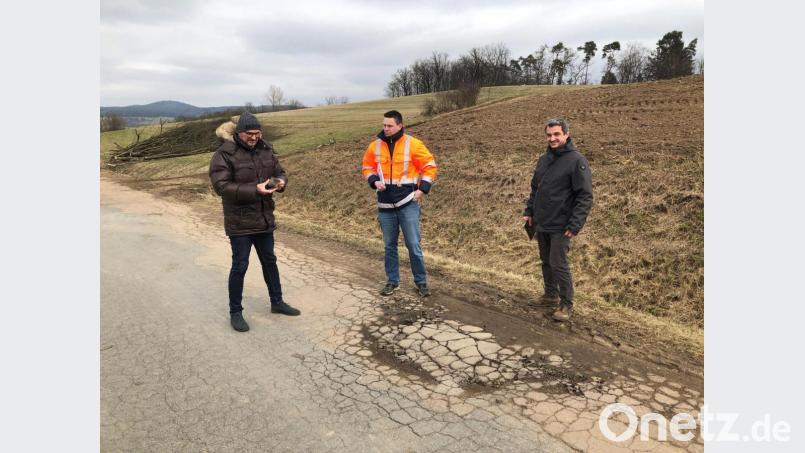 Bürgermeister Max Beer (links), Bauamtsleiter Simon Heiser und Ingenieur Martin Dunst vom Ingenieurbüro Beraten und Planen überzeugten sich vom desolaten Zustand des Straßenabschnitts. Bild: Anton Köppl/exb