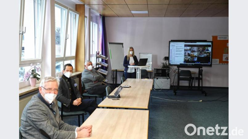 Bundestagsabgeordneter Albert Rupprecht (Zweiter von links) nahm bei seinem Besuch an der Schule auch an einer virtuellen Lehrerkonferenz teil. Mit auf dem Bild (von links) Bürgermeister Johannes Reger, IT-Berater Siegfried Dötterl und Rektorin Sabine Graser. Bild: njn