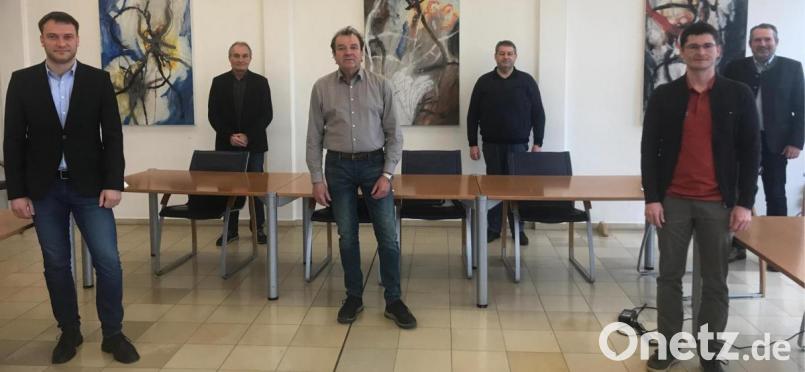 Generationswechsel bei der VG Nabburg: Thomas Prey (links) ist in der Nachfolge von Hans Sorgenfrei (Mitte) der neue Verwaltungsleiter. Sein Stellvertreter ist Thomas Bodensteiner (rechts). Im Hintergrund sind (von rechts) der VG-Vorsitzende und Bürgermeister Frank Zeitler sowie die beiden Sachgebietsleiter Josef Feller und Reinhard Schlosser zu sehen. Bild: Wilhelm Amann
