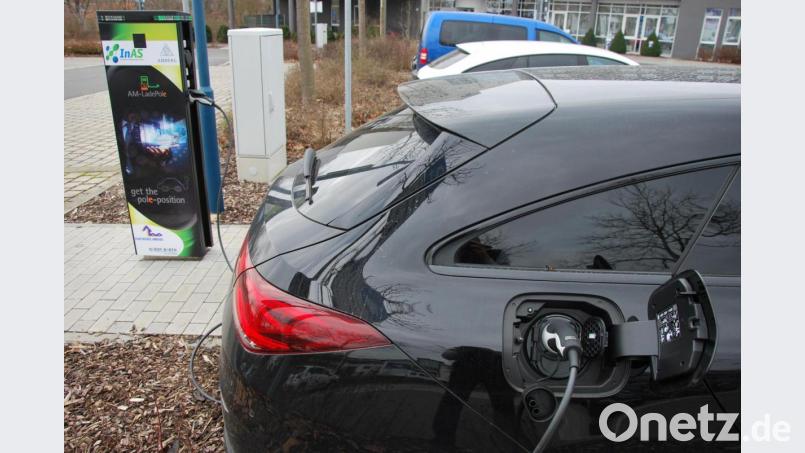 Strom für die E-Autos gibt es schon lange auch in unserer Region an speziellen Ladesäulen. Bild: gsp