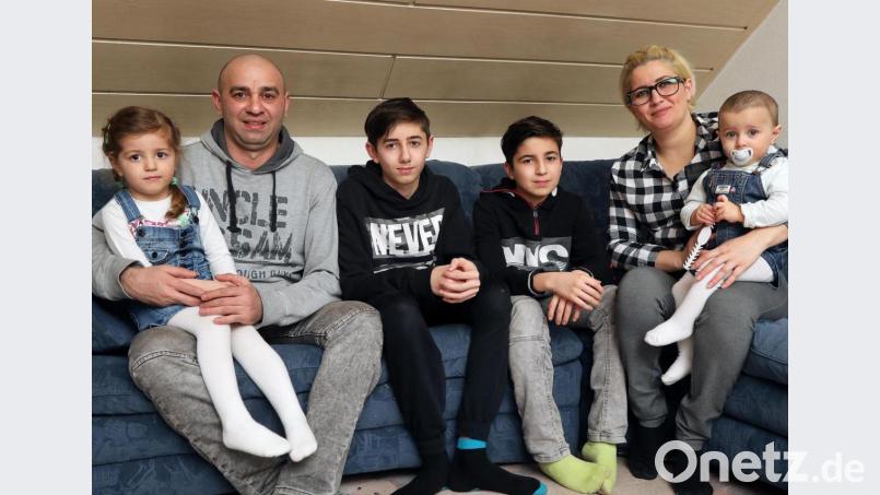 Familie Guliyev hofft auf ein Bleiberecht (von links): Vater Jafar mit Töchterchen Veronika-Christiane, die Söhne Cavanshir und Elnur und Mutter Elnara mit Viktoria, dem jüngsten Kind. Bild: Wolfgang Steinbacher