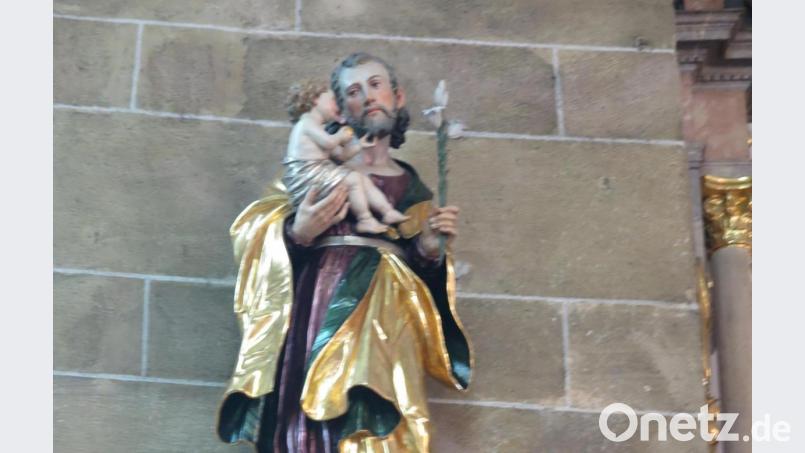 Vor dieser Statue „Josef mit dem Jesuskind“ im Altarraum betete Stadtpfarrer Thomas Kraus vor Beginn der Festmesse die Jesuslitanei. Bild: jzk