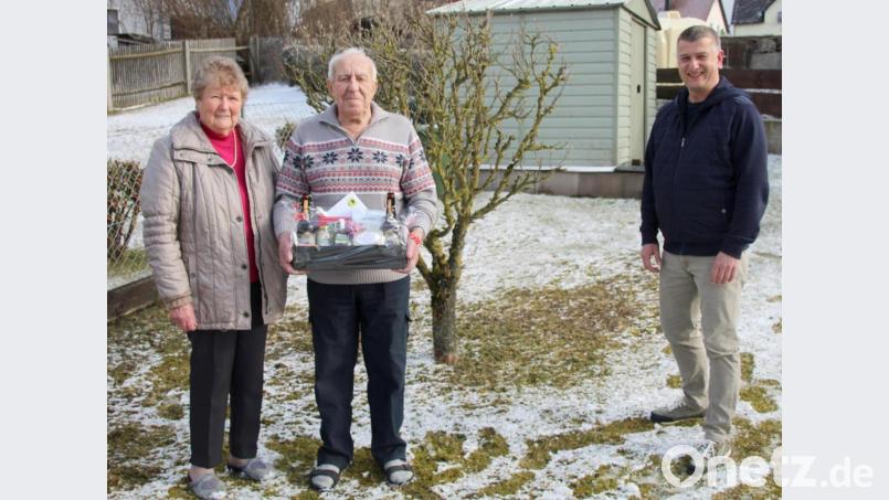 Der Jubilar Georg Wild (Mitte) mit seiner Frau Anneliese, nachdem Bürgermeister Dietmar Schaller (rechts) ein Geschenk überreicht hat. Bild: fsb