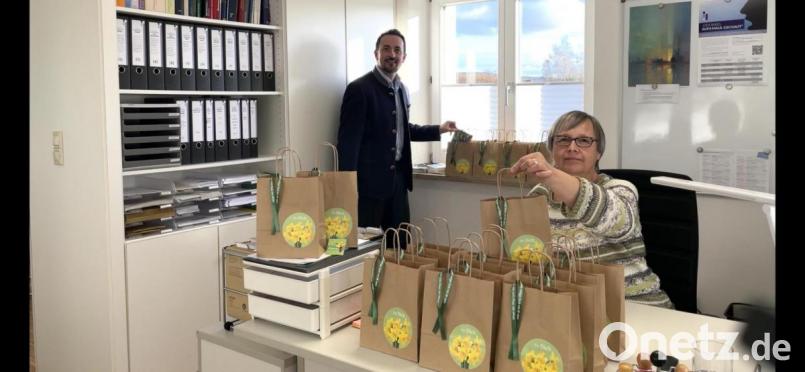 Pfarrer Stefan Fischer und Pfarramtsekretärin Rita Degel packen im evangelischen Pfarramt die Ostertüten. Bild: wku