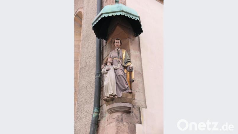 An der Westseite der Stadtpfarrkirche befindet Er hält eine Lilie in seiner Hand. sich an der Außenwand der Stadtpfarrkirche die große Statue „Josef mit dem Jesuskind“. Mit der Lilie in seiner Hand hat es eine besondere Bewandtnis. Bild: jzk