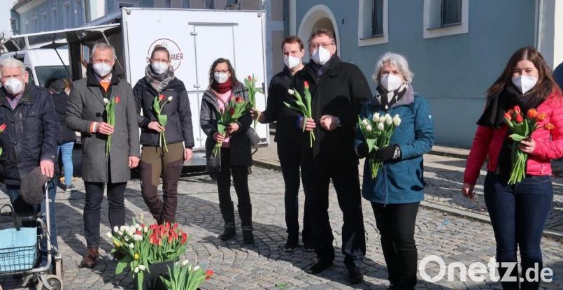 Über die Etablierung des wöchentlich stattfindenden Bauernmarktes in Vilseck freuen sich bei der offiziellen Eröffnung (von rechts): Annika Reich, Projektmanagerin Ökomodellregion Amberg-Sulzbach, Marktorganisatorin Adolfine Nitschke, Bürgermeister Hans-Martin Schertl, Stadtrat Jonas Dittrich, AOVE-Geschäftsführerin Katja Stiegler, Stadträtin Lisa Weiß, Zweiter Bürgermeister Thorsten Grädler und der Nachtwächter Josef Eierer. Bild: rha