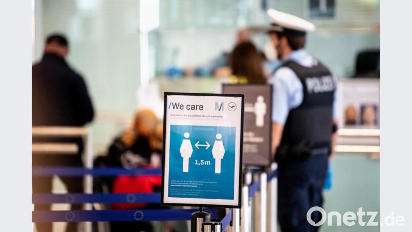 Ein Polizist beobachtet die Grenzkontrollen am Flughafen München. Flüge in den Süden, etwa nach Mallorca, sind wieder möglich. Dafür ist die Öffnung von Hotels und Gastronomie hierzulande nach wie vor nicht in Sicht. Archivbild:  Matthias Balk/dpa