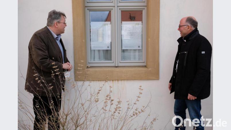 Zum Welttag der Poesie gibt es im Klosterdorf viele Poesiemomente zu entdecken. Auch Prior Pater Adrian Kugler und Bürgermeister Albert Nickl zeigen sich von der LTO-Gedichte-Rallye beeindruckt Bild: do