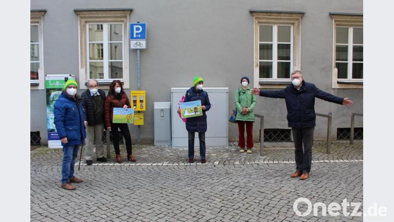 Der Kreisverband Amberg-Stadt der Grünen stellt den Automaten für "Bienenfutter" vor. Hausherr Oberbürgermeister Michael Cerny (rechts) begrüßt das kleine Zeichen mit einer großen Geste. Bild: Williamson, Dagmar