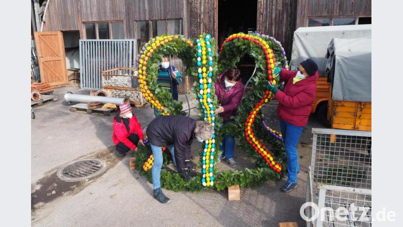 Im Schichtbetrieb mit normalerweise nur zwei Personen haben die Frauen in Pfreimd auf dem Bauhofgelände den Osterbrunnen vorbereitet. Insgesamt haben über 60 Helferinnen dabei mitgewirkt. Bild: bl