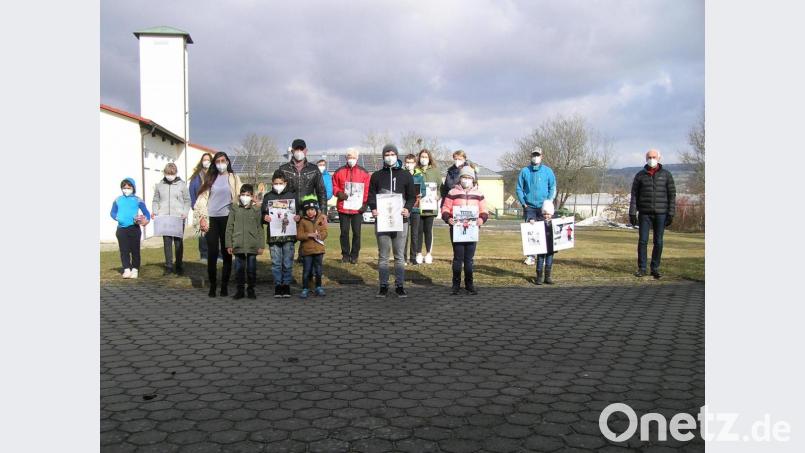 Zahlreiche Erbauer von eisigen Gesellen durften Preise aus dem Schneemannwettbewerb der Gemeinde Neusorg entgegennehmen. Unser Bild zeigt sie mit Bürgermeister Peter König (rechts), Familienbeauftragter Monika König (hinten, Dritte von rechts) und Jugendbeauftragter Alexandra Mark-Sischka (hinten, Dritte von links). Bild: öt
