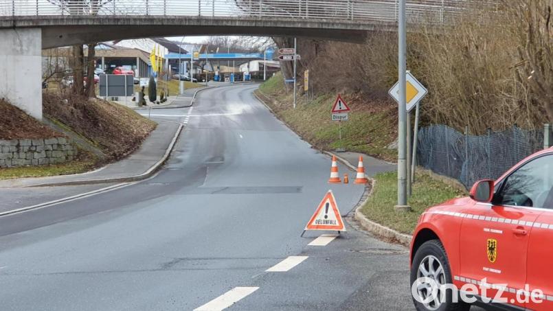 Betroffen von der Ölspur war unter anderem die Tirschenreuther Straße in Erbendorf. Um die Einsatzkräfte zu schützen, waren zwischenzeitlich Warnhinweise platziert worden. Bild: fks
