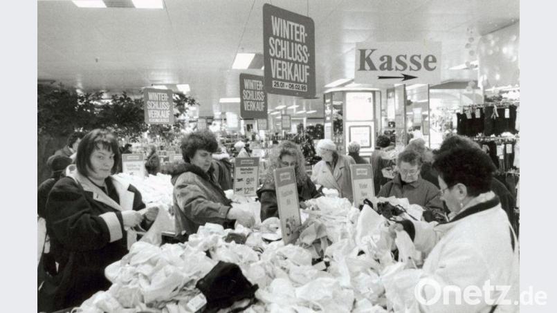 Bald war wirklich &quot;Schlussverkauf&quot;: Wer hätte gedacht im Jahr 1999 noch ein Schnäppchen im Kaufhaus zu machen, ehe es 2000 in die Insolvenz ging? Bild: AZ-Archiv