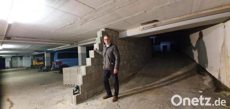 Projektleiter Alexander Rieß (Bild) informiert: &quot;Wir wollen verhindern, dass die Tiefgarage aufschwimmt, wenn wir die Obergeschosse Stück für Stück abnehmen.“ Bild: Peggy Biczysko/fph