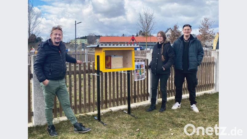 Am Bürgerpark in Krummennaab haben 120 Wildbienenlarven eine neue Brutstätte erhalten. Das Bild zeigt (von links): Franz Stock, Sophia und Fabian Salomon. Bild: nza