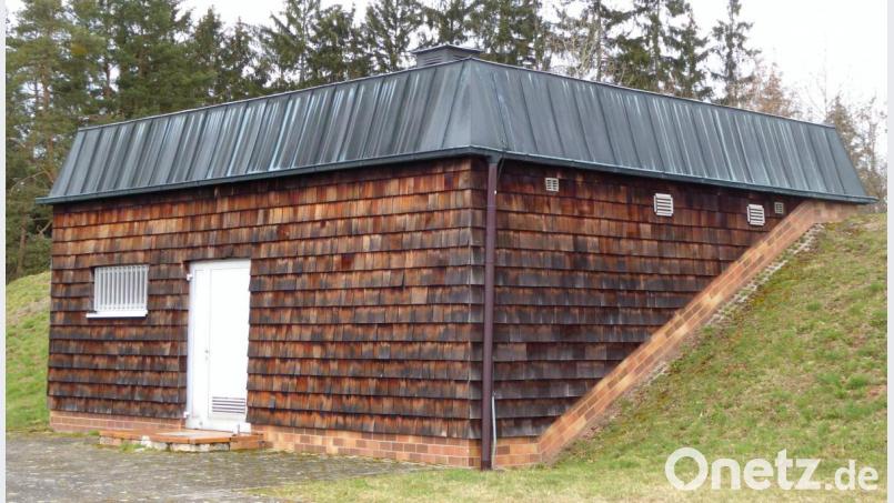 Der Hochbehälter der Steinwaldgruppe oberhalb von Etzenricht. Der Zweckverband will nun mit einer Ringleitung, die durch das Wasserschutzgebiet des Tiefbrunnens der Gemeinde führen wird, die Erschließungsgebiete Neudorfer Wald und Oed miteinander verbinden. Bild: fsb