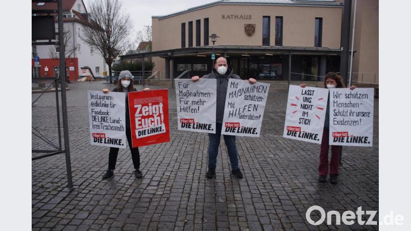 Mitglieder von &quot;Die Linke Tirschenreuth&quot; zeigten sich auch bereits mit ihren Forderungen vor verschiedenen Rathäusern im östlichen Landkreis. Hier waren sie auf dem Marktplatz in Wiesau. Bild: Die Linke.Tirschenreuth/exb