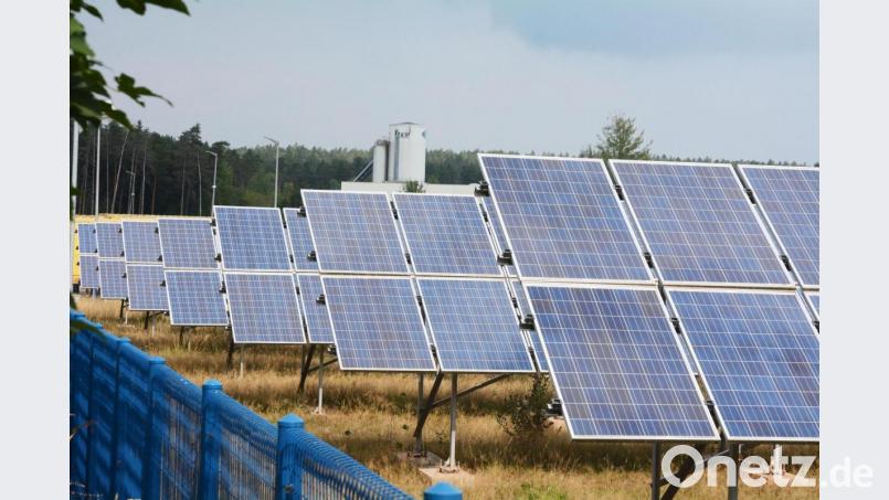 Ein PV-Feld im Gewerbegebiet West III. Diese und möglicherweise auch andere Flächen könnten nach Überzeugung von OB Jens Meyer und Stadträten sinnvoller genutzt werden. Archivbild: Gabi Schönberger