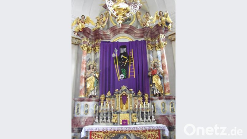 Die Helfer hätten beim Anbringen zu viel Kontakt zueinander. Die aufwendig genähten Verhüllungstücher – hier das Motiv für den Hochaltar der Pfarrkirche St. Andreas – müssen deshalb unter Verschluss bleiben. Archivbild: amö