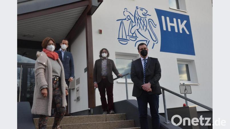 Cornelia Gebell, Bundestagsabgeordneter Albert Rupprecht, Einzelhandelssprecher Tobias Sonna und IHK-Geschäftsführer Florian Rieder diskutieren über einen Weg aus der Krise. Bild: Kunz