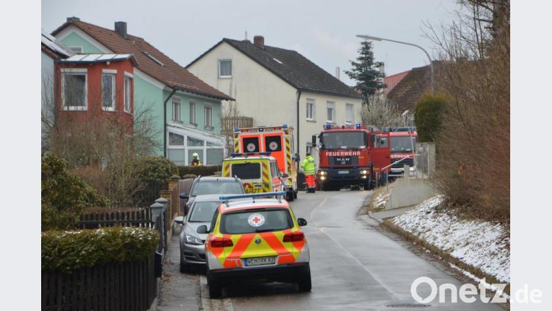 Zur Mittagszeit war es mit der sonntäglichen Ruhe in Moosbach vorbei. In der Küche war eine Fettpfanne in Brand geraten und entzündete auch die angebauten Küchenschränke. Bild: dob