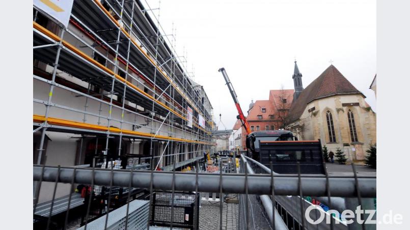 Das gewaltige Gerüst, das an der Bahnhofstraße errichtet worden ist, dient tatsächlich dazu, die denkmalgeschützte Fassade der Drei Höfe vor dem Einsturz zu bewahren. Bild: Stephan Huber