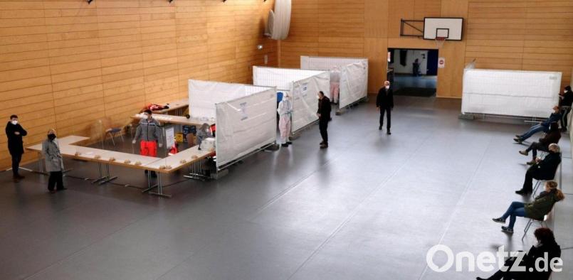 Das Bayerische Rote Kreuz (BRK) und die Johanniter Unfallhilfe haben das Gemeinschaftsprojekt in der Sportparkhalle kurzfristig auf die Beine gestellt. Bild: mab