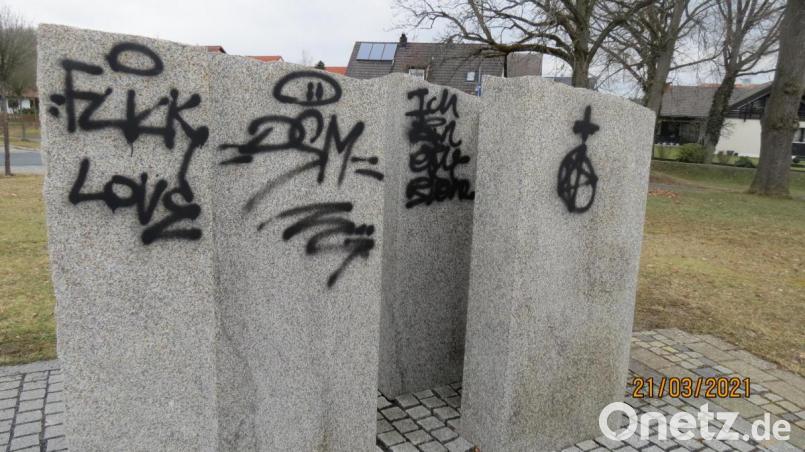 Jemand hat die Granitsäulen nahe der Kirche in Gmünd mit Farbe verunstaltet. Bild: Polizei Eschenbach/Buchner