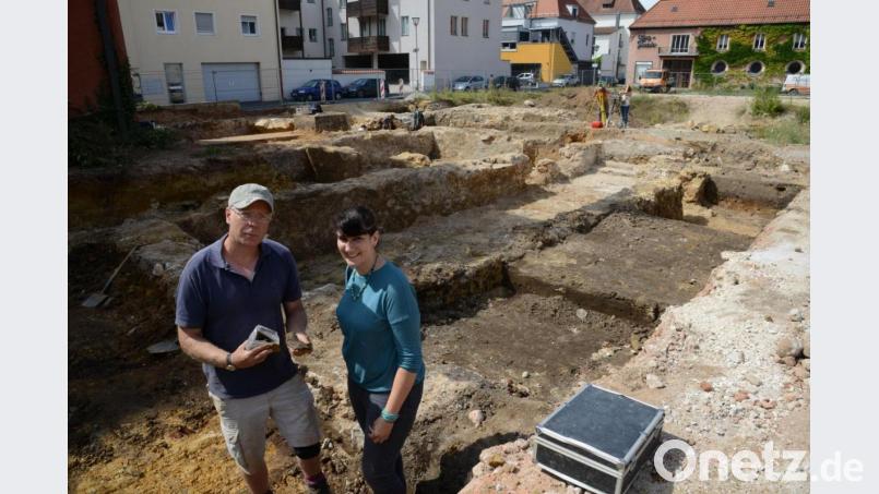 Archäologe Mathias Hensch und sein Team nehmen sich die Geschichte der Stadt Amberg auf dem ehemaligen Bürgerspitalgelände vor. Bild: Petra Hartl