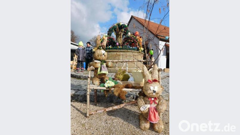 Auch eine Osterhasenfamilie gehört mit zum Osterbrunnen in Speichersdorf. Bild: hai