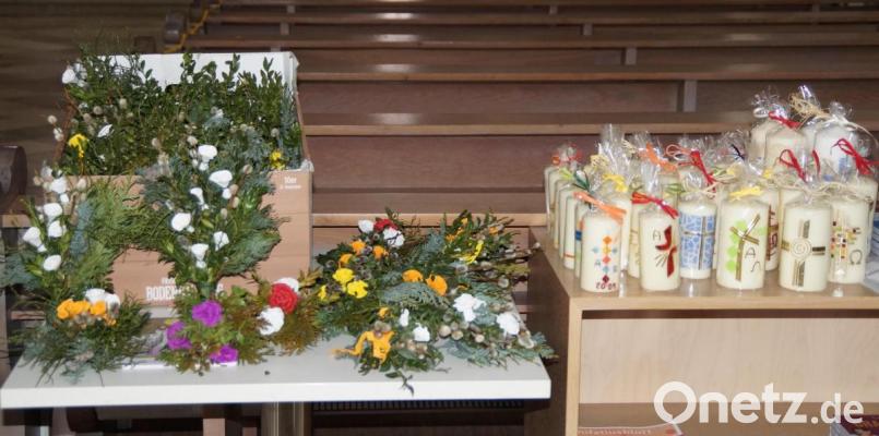 Wie jedes Jahr bietet der Frauenbund Palmbuschen und Osterkerzen an. Wegen Corona erfolgt der Verkauf kontaktlos, das Geld wird in den Opferstock geworfen. Der Erlös wird für karitative Projekte verwendet.
﻿ Bild: wel