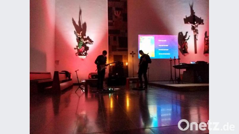 Die &quot;Night of hope&quot; in der Poppenrichter Pfarrkirche zieht die Teilnehmer in ihren Bann. Bild: Regina Probst/exb
